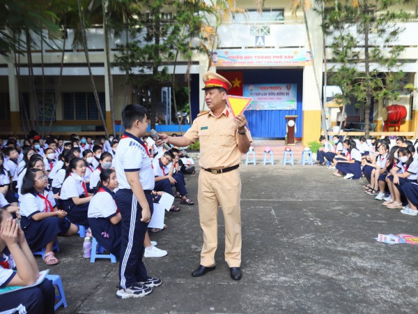 Học sinh ở TP.Thủ Đức cùng các cô, chú CSGT vẽ tranh cổ động chấp hành luật giao thông