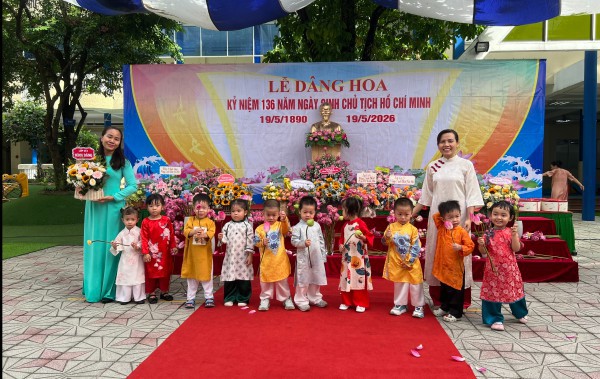 Học sinh trồng cây, dâng hoa sen mừng ngày sinh Chủ tịch Hồ Chí Minh