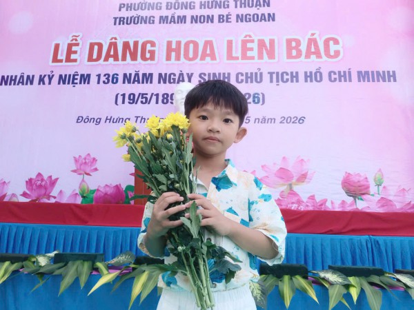 Học sinh trồng cây, dâng hoa sen mừng ngày sinh Chủ tịch Hồ Chí Minh