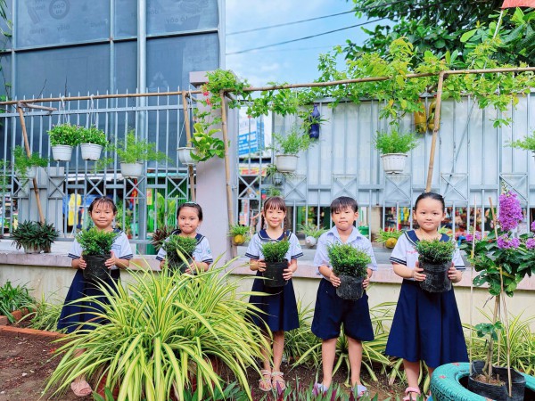 Học sinh trồng cây, dâng hoa sen mừng ngày sinh Chủ tịch Hồ Chí Minh