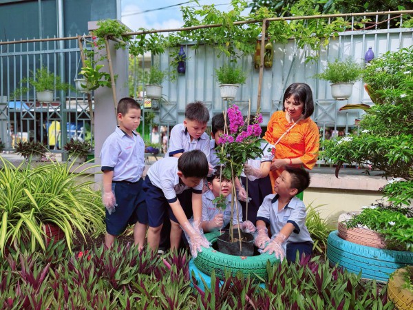Học sinh trồng cây, dâng hoa sen mừng ngày sinh Chủ tịch Hồ Chí Minh