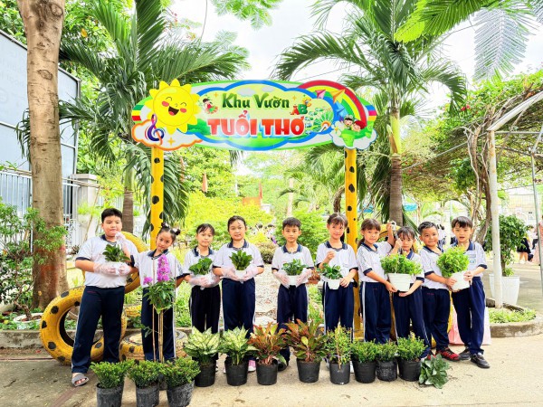 Học sinh trồng cây, dâng hoa sen mừng ngày sinh Chủ tịch Hồ Chí Minh