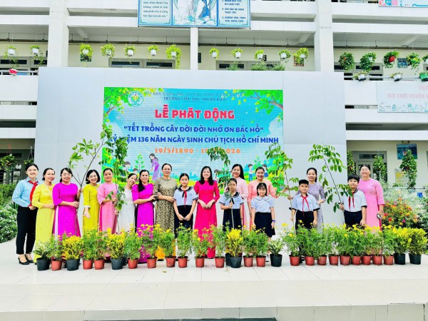 Học sinh trồng cây, dâng hoa sen mừng ngày sinh Chủ tịch Hồ Chí Minh