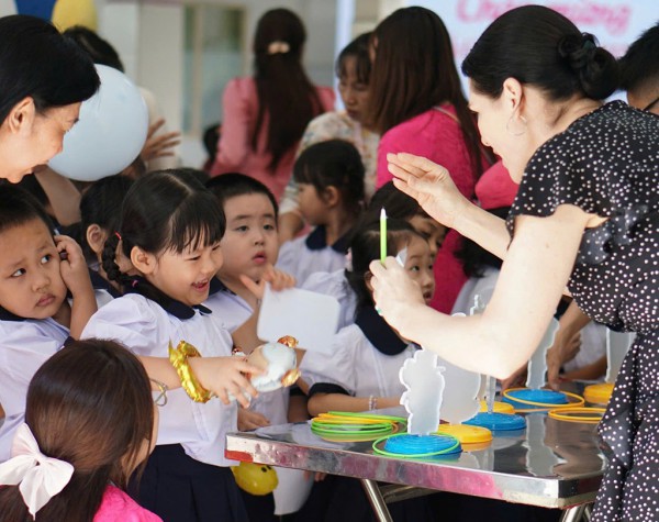 Học sinh trường công học toán, khoa học bằng tiếng Anh Học sinh trường công học toán, khoa học bằng tiếng Anh