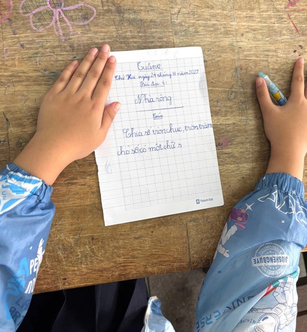 Học sinh vùng lũ trở lại trường không đồng phục, thiếu sách vở