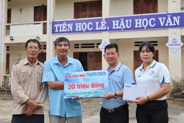 Hơi ấm từ một đám cưới đến với học sinh vùng lũ Gia Lai, Khánh Hòa