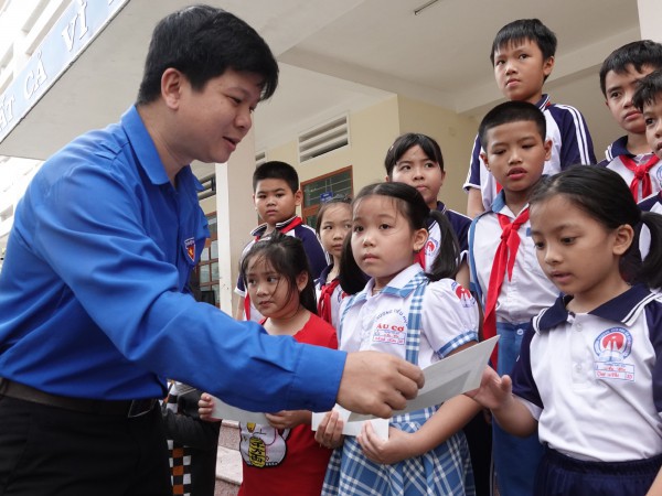 Hơi ấm từ một đám cưới đến với học sinh vùng lũ Gia Lai, Khánh Hòa