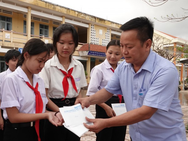 Hơi ấm từ một đám cưới đến với học sinh vùng lũ Gia Lai, Khánh Hòa