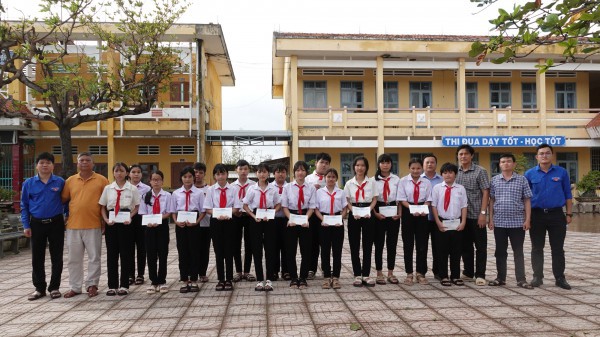 Hơi ấm từ một đám cưới đến với học sinh vùng lũ Gia Lai, Khánh Hòa