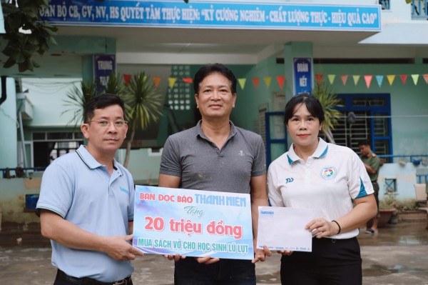 Hơi ấm từ một đám cưới đến với học sinh vùng lũ Gia Lai, Khánh Hòa