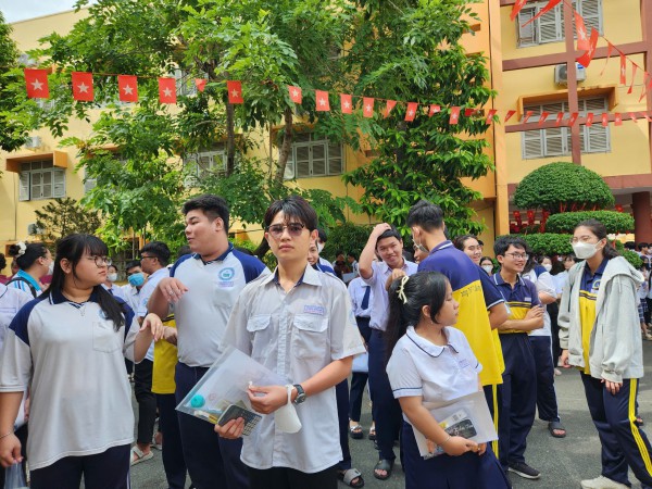 Hồi hộp dõi theo chấm thi văn tốt nghiệp THPT: Đề hay, nhưng điểm cao dễ không? Hồi hộp dõi theo chấm thi văn tốt nghiệp THPT: Đề hay, nhưng điểm cao dễ không?