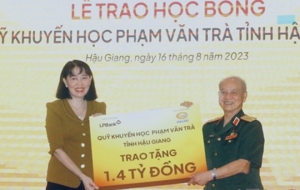 Hơn 1.800 học sinh nghèo ở Hậu Giang nhận học bổng Phạm Văn Trà