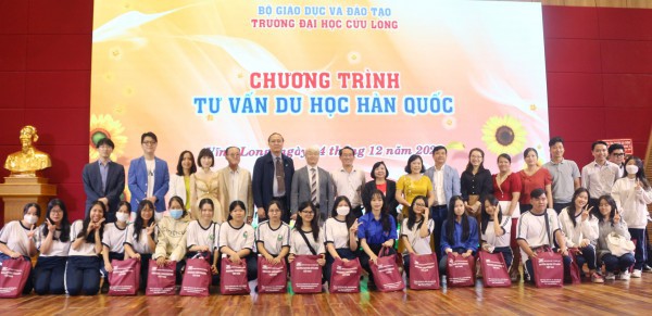 Hơn 300 học sinh THPT ở Vĩnh Long được tư vấn du học