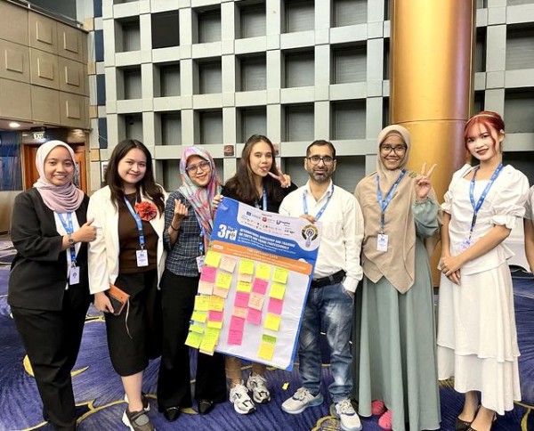 ”Hot girl” ngôn ngữ Anh cùng chuyên gia trẻ thế giới bàn cách chống chọi thảm họa