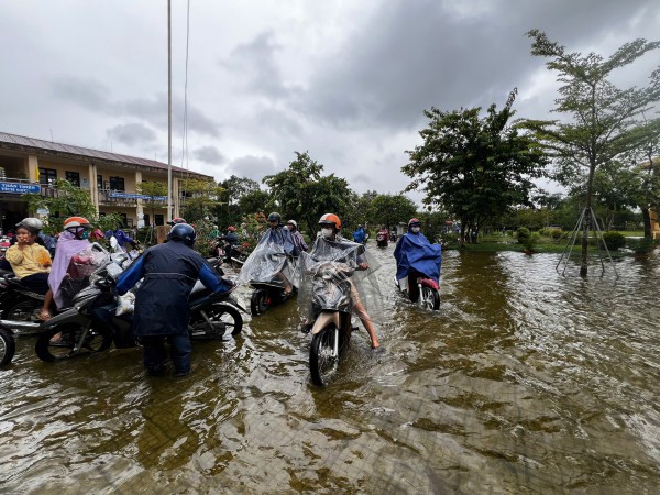 Huế thông báo khẩn cho học sinh nghỉ học tránh bão Fengshen từ chiều 22.10 Huế thông báo khẩn cho học sinh nghỉ học tránh bão Fengshen từ chiều 22.10