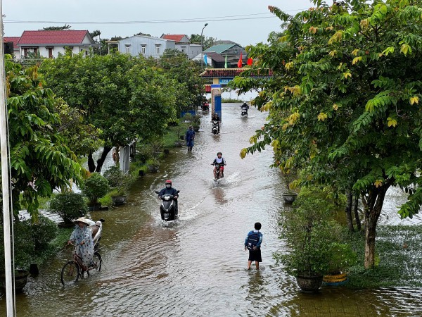 Huế thông báo khẩn cho học sinh nghỉ học tránh bão Fengshen từ chiều 22.10 Huế thông báo khẩn cho học sinh nghỉ học tránh bão Fengshen từ chiều 22.10