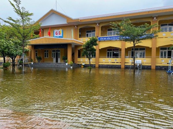 Huế thông báo khẩn cho học sinh nghỉ học tránh bão Fengshen từ chiều 22.10 Huế thông báo khẩn cho học sinh nghỉ học tránh bão Fengshen từ chiều 22.10