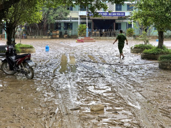 Khánh Hòa: Trường học vật lộn với bùn, nước yếu, kêu gọi khẩn tình nguyện viên