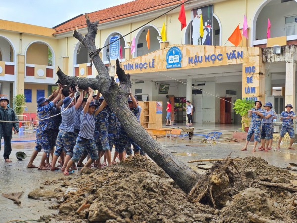 Khánh Hòa: Trường học vật lộn với bùn, nước yếu, kêu gọi khẩn tình nguyện viên