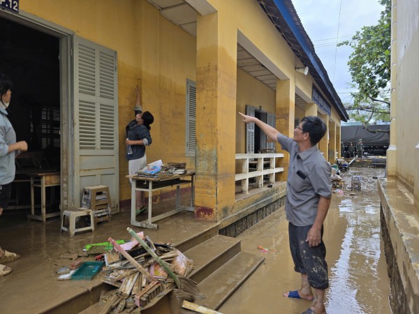 Khánh Hòa: Trường ngổn ngang bùn đất sau lũ lịch sử, chưa xác định ngày đi học
