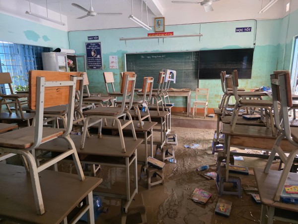 Khánh Hòa: Trường ngổn ngang bùn đất sau lũ lịch sử, chưa xác định ngày đi học