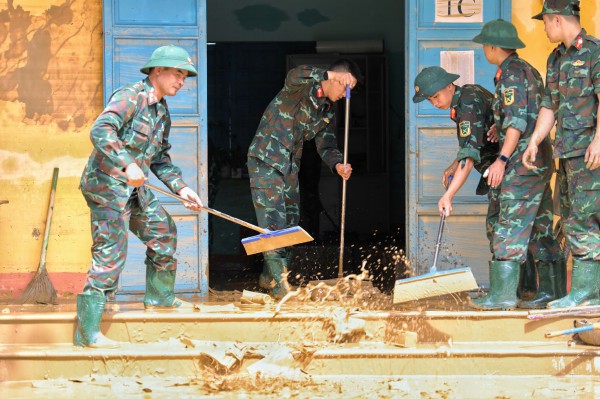 Khánh Hòa: Trường ngổn ngang bùn đất sau lũ lịch sử, chưa xác định ngày đi học