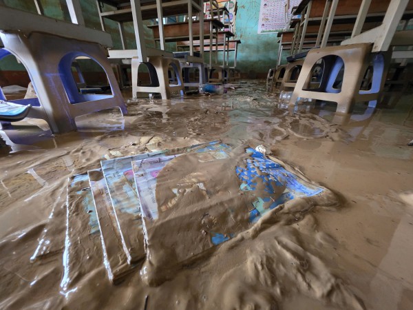 Khánh Hòa: Trường ngổn ngang bùn đất sau lũ lịch sử, chưa xác định ngày đi học