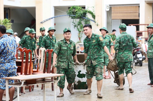 Khánh Hòa: Trường ngổn ngang bùn đất sau lũ lịch sử, chưa xác định ngày đi học