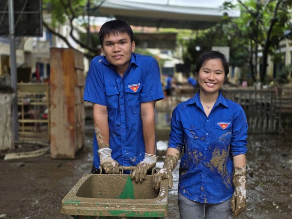 Khánh Hòa: Trường ngổn ngang bùn đất sau lũ lịch sử, chưa xác định ngày đi học
