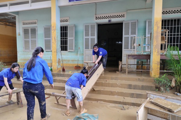 Khánh Hòa: Trường ngổn ngang bùn đất sau lũ lịch sử, chưa xác định ngày đi học