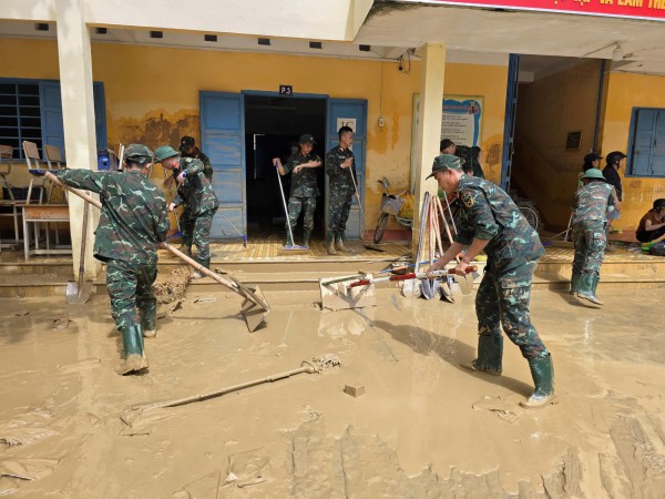 Khánh Hòa: Trường ngổn ngang bùn đất sau lũ lịch sử, chưa xác định ngày đi học