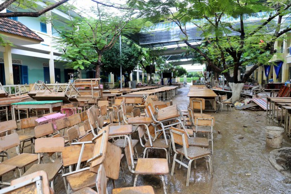 Khánh Hòa: Trường ngổn ngang bùn đất sau lũ lịch sử, chưa xác định ngày đi học