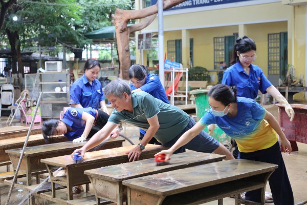 Khánh Hòa: Trường ngổn ngang bùn đất sau lũ lịch sử, chưa xác định ngày đi học