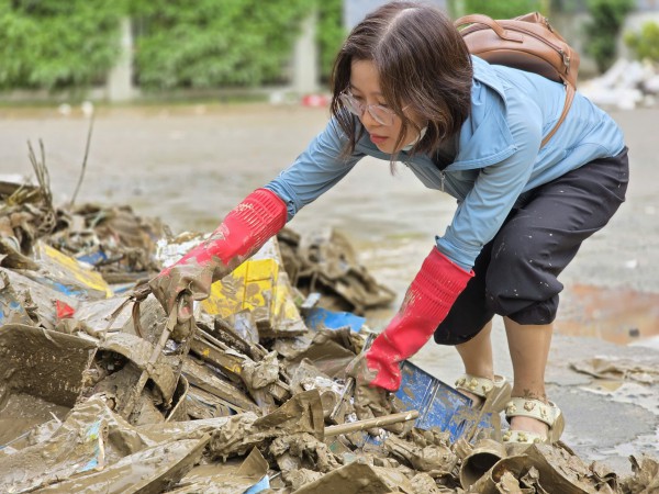 Khánh Hòa: Trường ngổn ngang bùn đất sau lũ lịch sử, chưa xác định ngày đi học