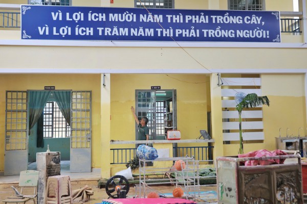 Khánh Hòa: Trường ngổn ngang bùn đất sau lũ lịch sử, chưa xác định ngày đi học