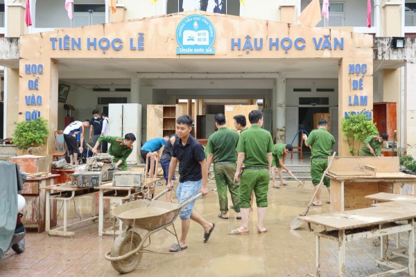 Khánh Hòa: Trường ngổn ngang bùn đất sau lũ lịch sử, chưa xác định ngày đi học