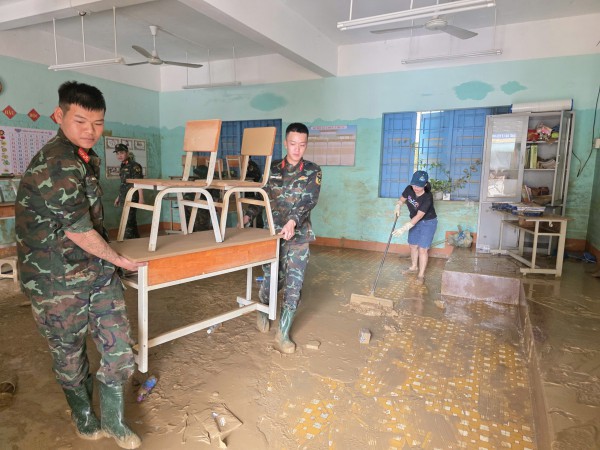 Khánh Hòa: Trường ngổn ngang bùn đất sau lũ lịch sử, chưa xác định ngày đi học