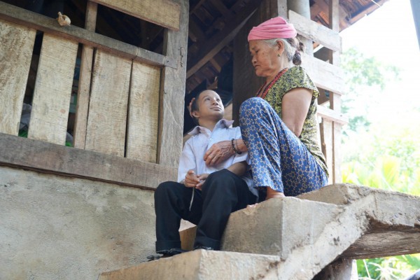 Khát vọng con chữ của cậu bé tí hon