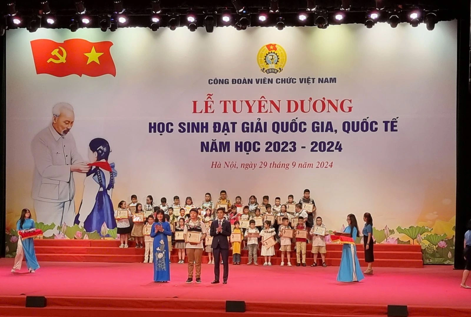 Khen thưởng học sinh đạt giải quốc gia, quốc tế năm học 2023 - 2024