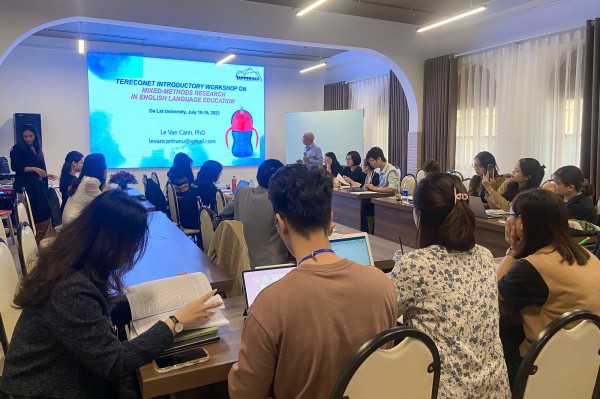 Khi thầy cô U.40 cũng đi… học hè