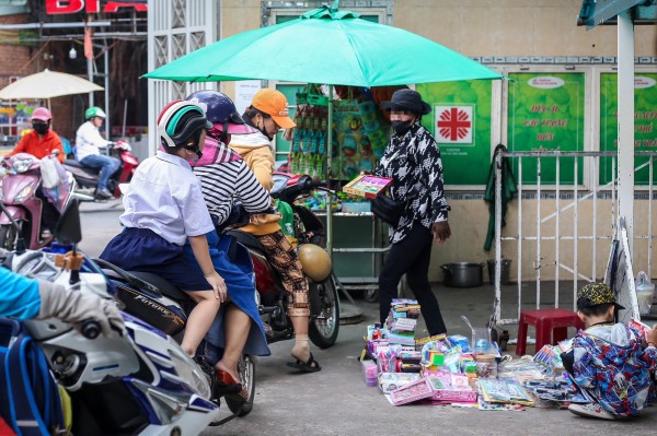 Không cho con mang tiền đi học thì sẽ hết lo quà vặt, hàng rong?