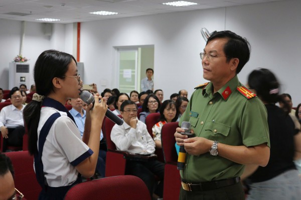 Không sử dụng điện thoại di động, học sinh làm gì vào giờ ra chơi?