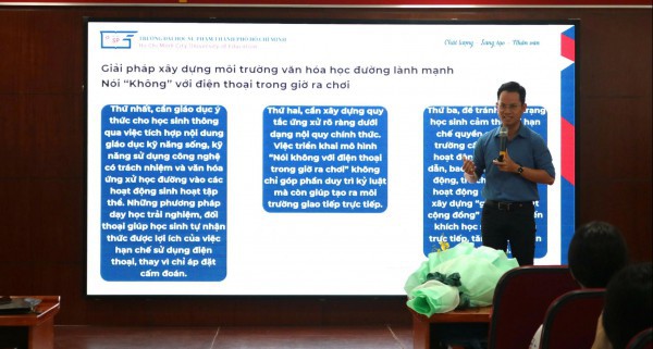 Không sử dụng điện thoại di động, học sinh làm gì vào giờ ra chơi?