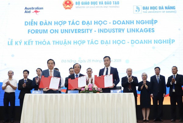 Ký kết 21 thỏa thuận hợp tác, cùng doanh nghiệp tạo đột phá về công nghệ cao Ký kết 21 thỏa thuận hợp tác, cùng doanh nghiệp tạo đột phá về công nghệ cao