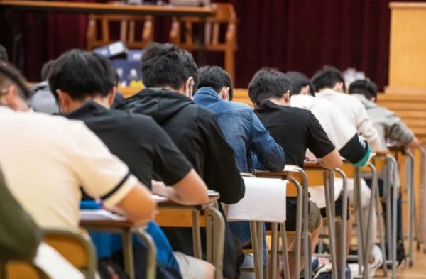 Lộ đề thi Tú tài quốc tế IB: thí sinh lo ngại phải thi lại Lộ đề thi Tú tài quốc tế IB: thí sinh lo ngại phải thi lại
