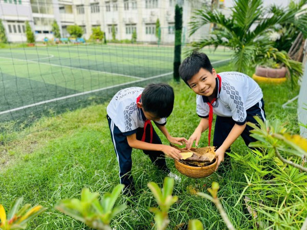 Lớp học được mở trong... căn tin, ngoài vườn trường