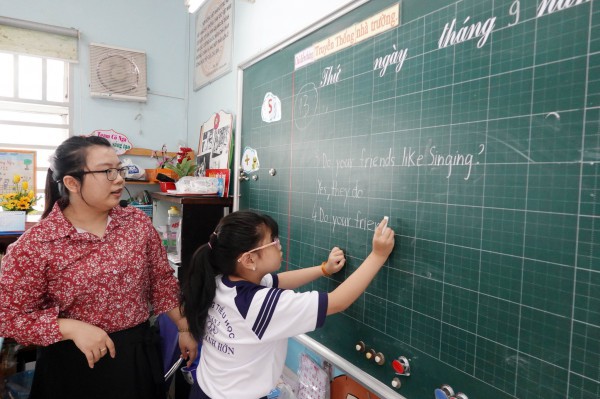 Lương giáo viên tiếng Anh, tin học hơn 3 triệu đồng/tháng, Sở GD-ĐT TP.HCM kiến nghị gì?