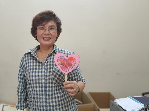 Má Tuyết một tay của trẻ hòa nhập