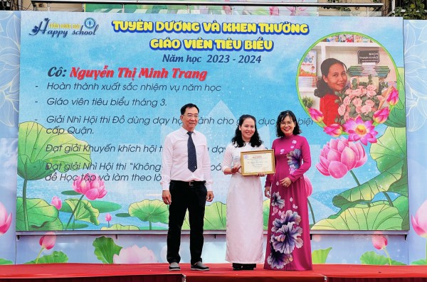 Mời phụ huynh lên nhận khen thưởng cùng con trong ngày tổng kết năm học