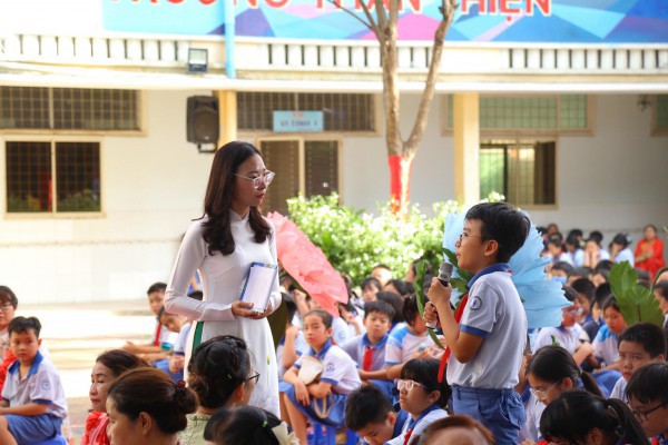 Mời phụ huynh lên nhận khen thưởng cùng con trong ngày tổng kết năm học